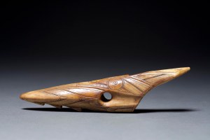 Tête de harpon, Old Bering Sea II, vers 100-300 ap. J.-C. Ivoire de morse sculpté, gravé et perforé. Dim. : 1,9 x 12,1 x 2,8 cm. A8025c.