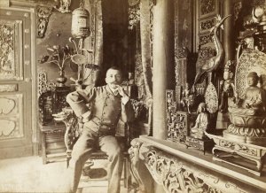 Dornac (Paul Marsan, dit) (1858-1941), Pierre Loti dans sa maison de Rochefort, le 11 mars 1892. Épreuve sur papier albuminé. Dim. : 12,5 x 17,5 cm. Cette photographie provient de la série « Nos contemporains chez eux ».